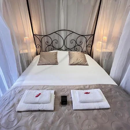 شقة E - Le Secret De Louise T2 Avec Balcon Au Centre *